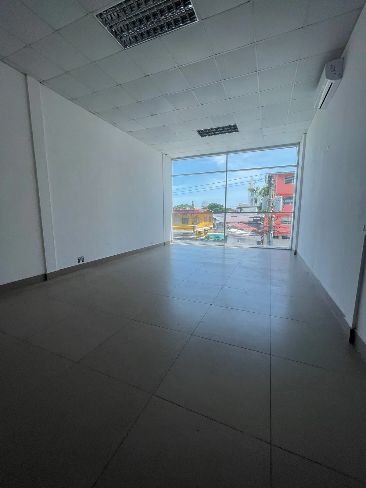 Alquiler de local comercial en San Francisco Plaza 68 Strip en Ciudad de Panamá – 112 m² – foto 4 de 8