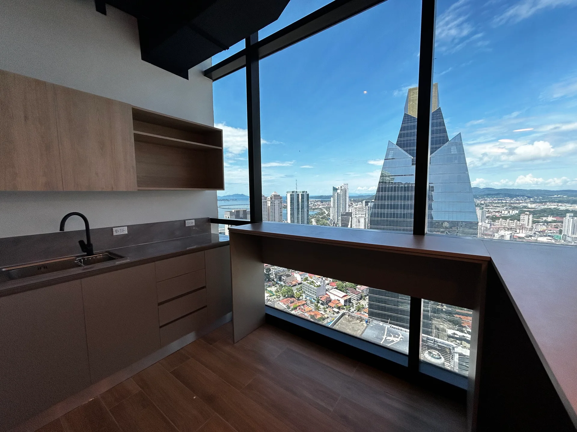 Alquiler de oficina Calle 50 Towers Financial Center  en Ciudad de Panamá – 154 m² – foto 1 de 8