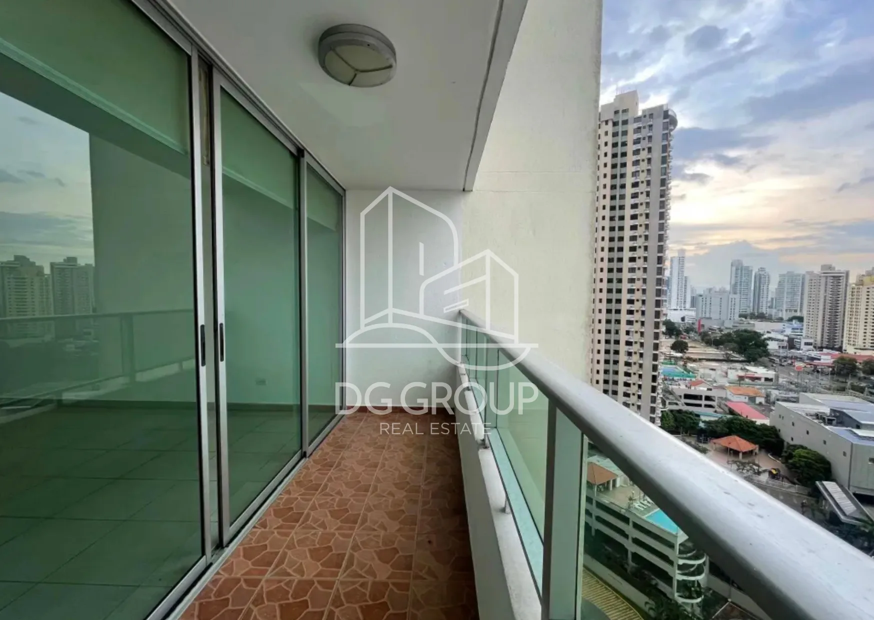 White Line Apartment for Sale in San Francisco in Ciudad de Panamá – 142 m², 3 bedrooms – photo 1 of 8