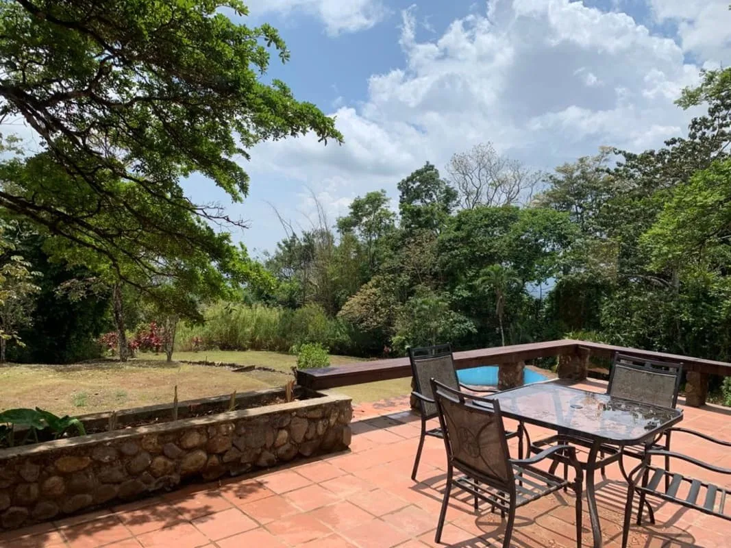 Venta de casa campestre en Altos de Cerro Azul en Ciudad de Panamá – 2500 m², 5 recámaras – foto 1 de 8