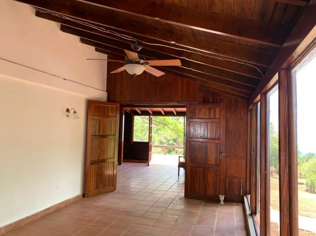 Venta de casa campestre en Altos de Cerro Azul en Ciudad de Panamá – 2500 m², 5 recámaras – foto 4 de 8